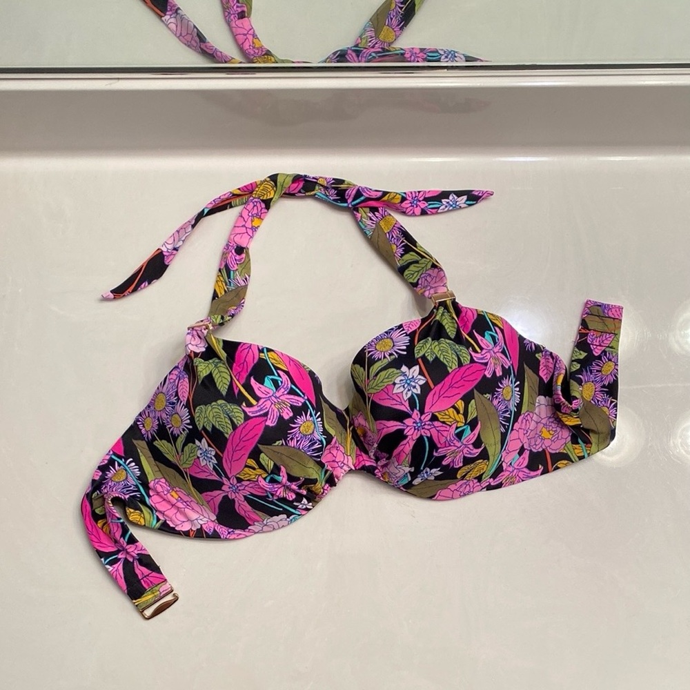 Victoria secret swim top size 36DD